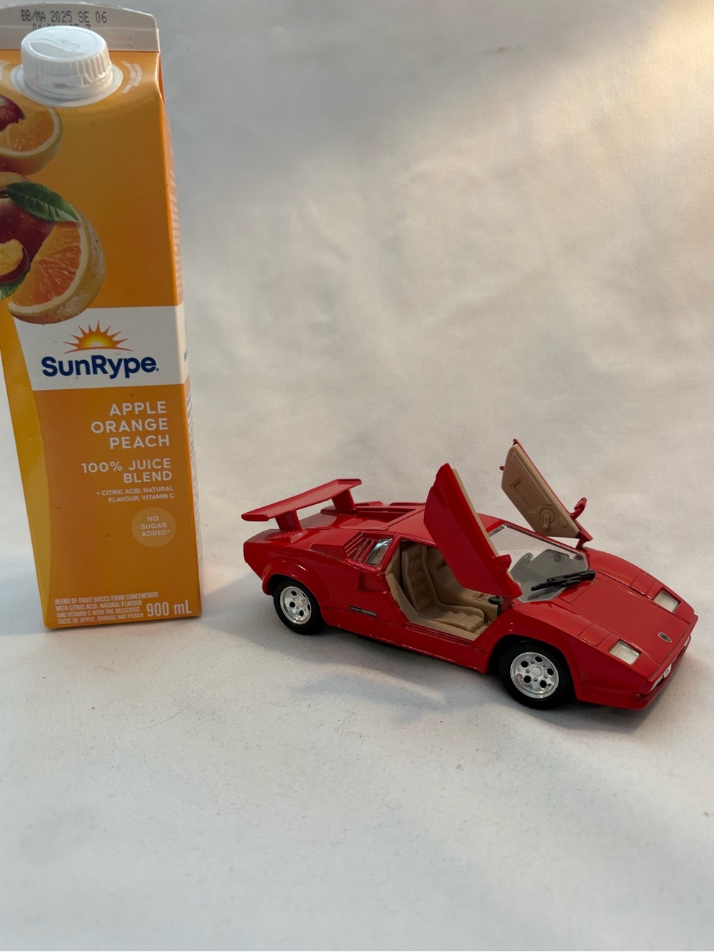 Bjurago 1988 Lamborghini Countach diecast car